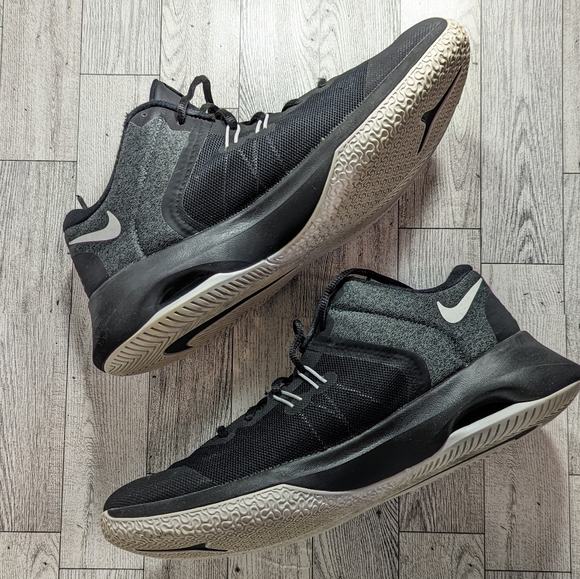 Nike Air Versatile 2 - Picture 2 of 8